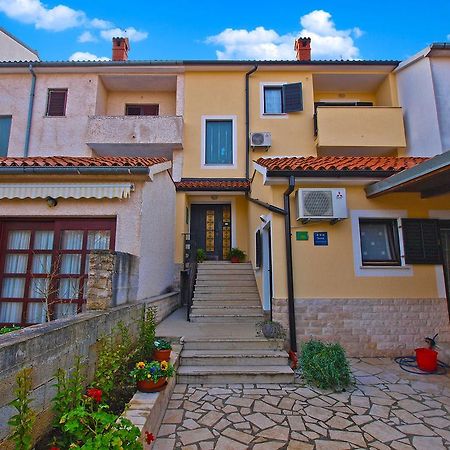 Family Friendly Apartment 946 Pula Exterior photo